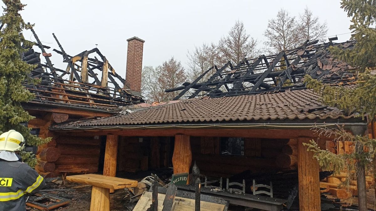 Odhadovaná škoda po požáru Mynářovy hospody je zatím 25 milionů korun